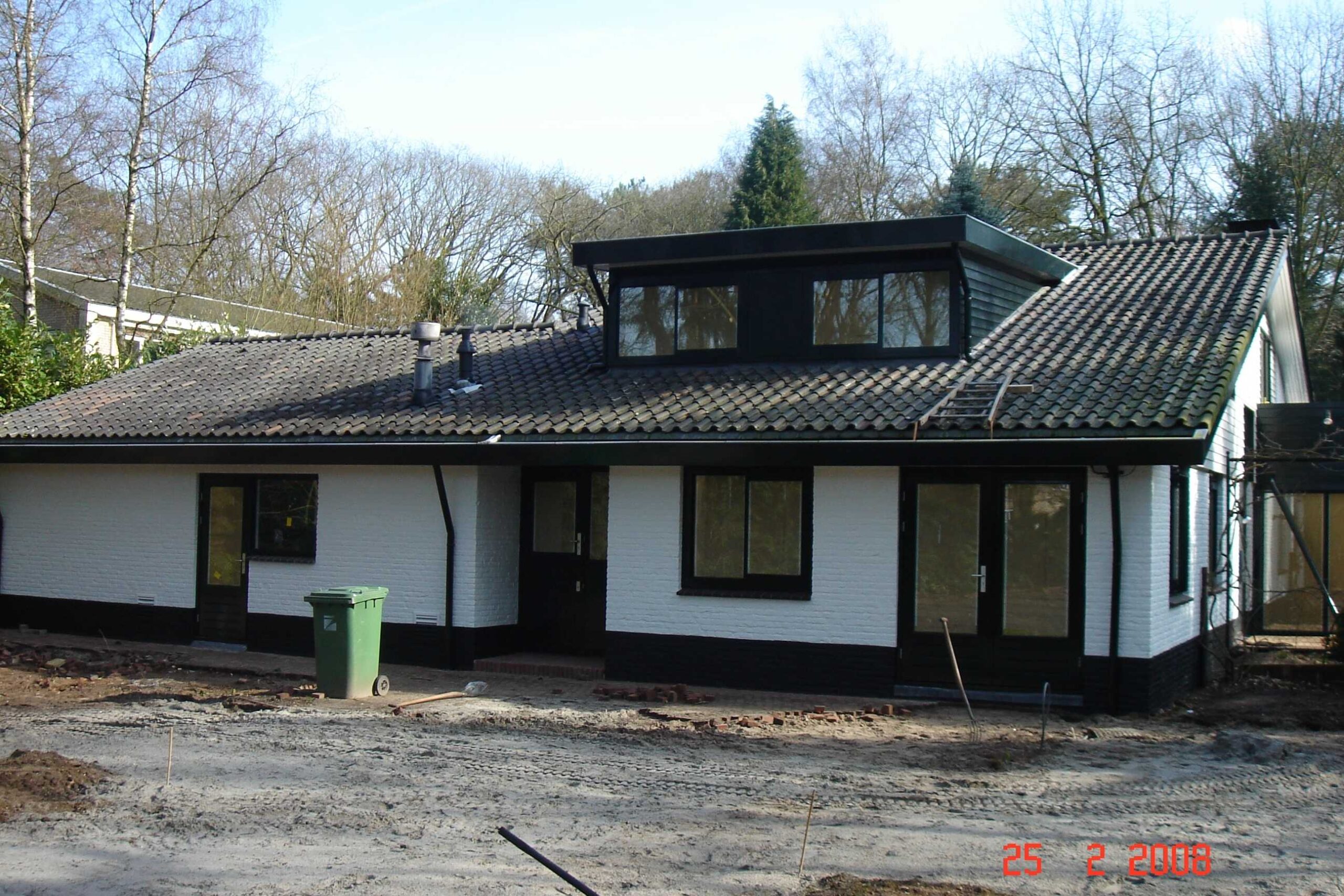 Achterzijde woning na schilderwerk